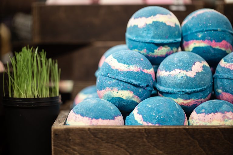 Does water temperature effect the fizzing action of bath bombs?